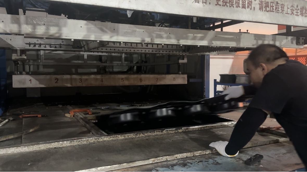 苏州吸塑厂家分享：真空吸塑成型速度标准化调机技巧